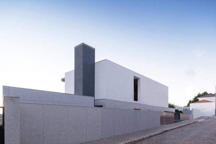 contemporary-two-story-house-s-felix-da-marinha-portugal-designed-nelson-resende-04