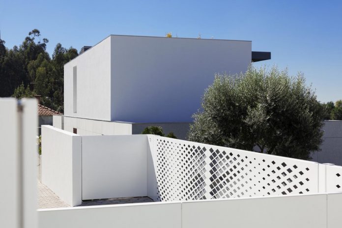 contemporary-two-story-house-s-felix-da-marinha-portugal-designed-nelson-resende-05