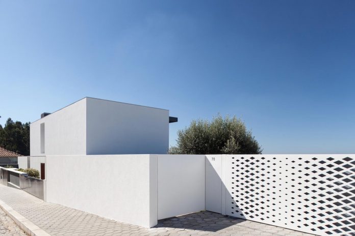 contemporary-two-story-house-s-felix-da-marinha-portugal-designed-nelson-resende-06