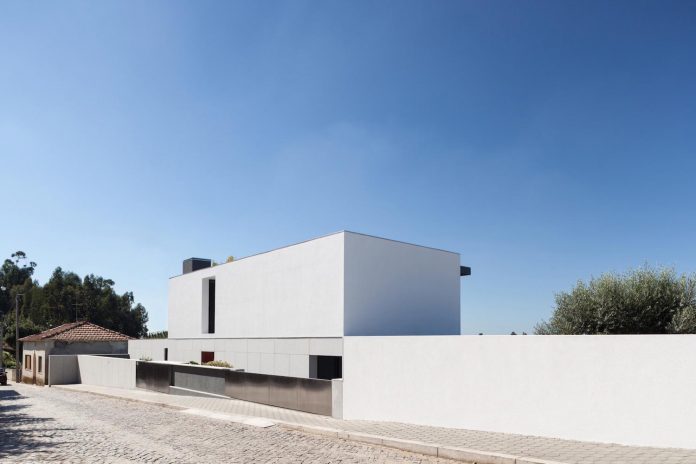 contemporary-two-story-house-s-felix-da-marinha-portugal-designed-nelson-resende-07