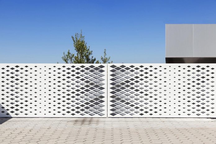 contemporary-two-story-house-s-felix-da-marinha-portugal-designed-nelson-resende-08