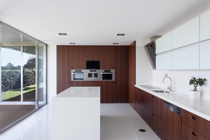contemporary-two-story-house-s-felix-da-marinha-portugal-designed-nelson-resende-09