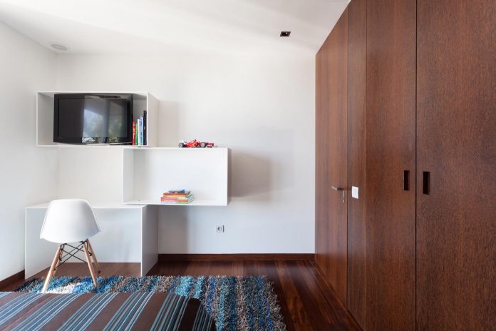 contemporary-two-story-house-s-felix-da-marinha-portugal-designed-nelson-resende-17