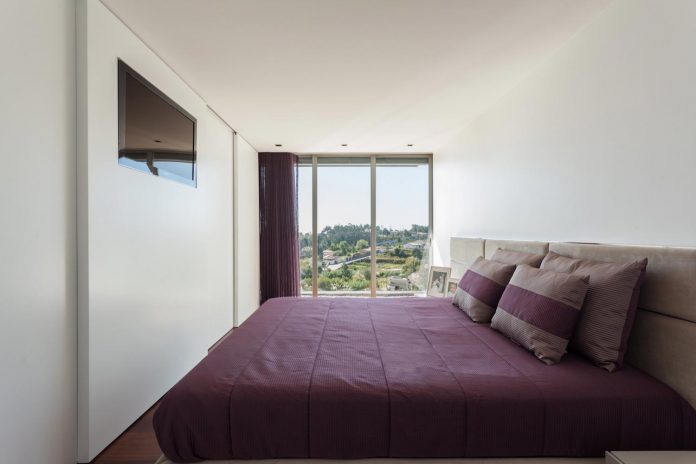 contemporary-two-story-house-s-felix-da-marinha-portugal-designed-nelson-resende-19