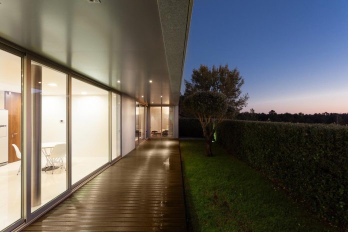contemporary-two-story-house-s-felix-da-marinha-portugal-designed-nelson-resende-25