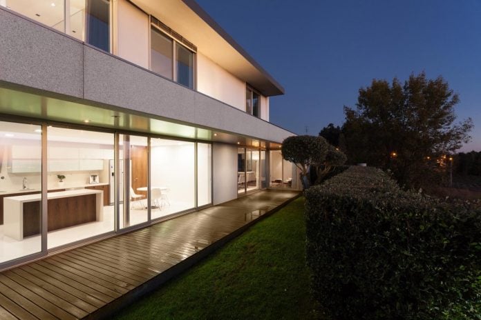 contemporary-two-story-house-s-felix-da-marinha-portugal-designed-nelson-resende-26