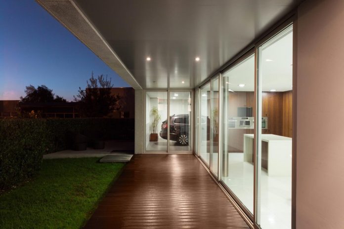 contemporary-two-story-house-s-felix-da-marinha-portugal-designed-nelson-resende-28