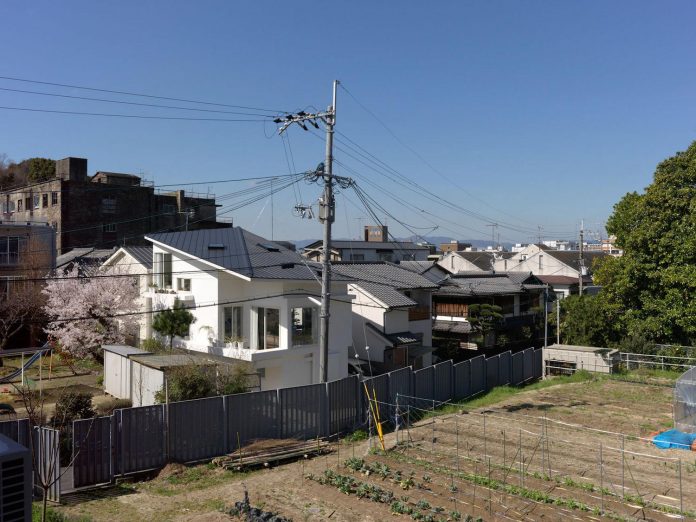 corner-contemporary-house-kitashirakawa-ume-architects-01