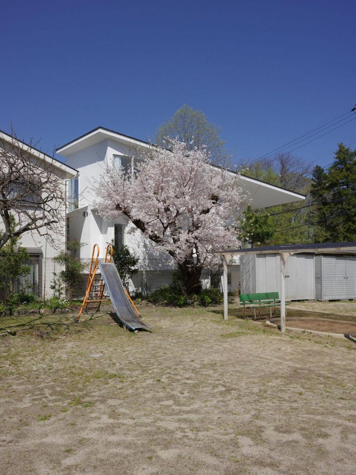 corner-contemporary-house-kitashirakawa-ume-architects-03