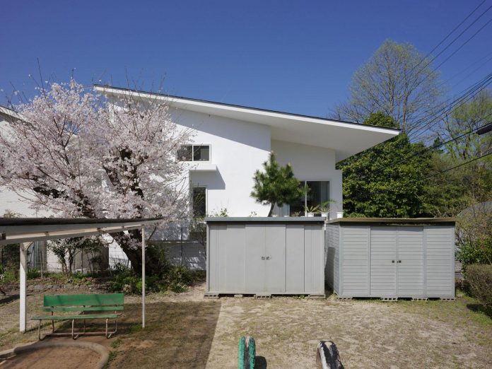 corner-contemporary-house-kitashirakawa-ume-architects-04