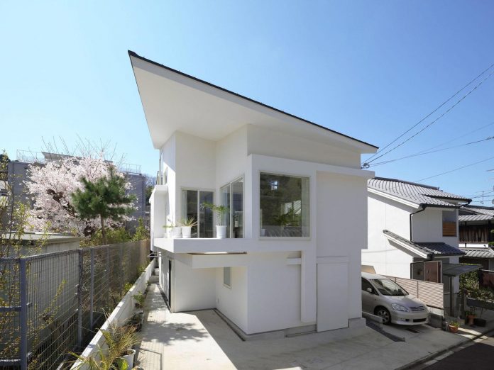 corner-contemporary-house-kitashirakawa-ume-architects-05