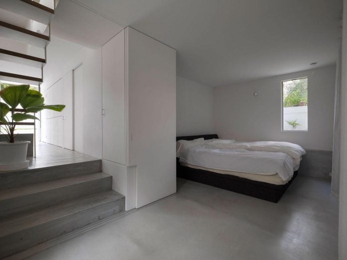 corner-contemporary-house-kitashirakawa-ume-architects-13