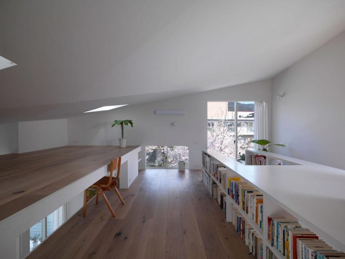 corner-contemporary-house-kitashirakawa-ume-architects-16