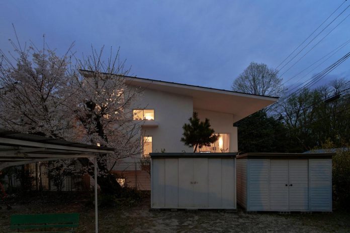 corner-contemporary-house-kitashirakawa-ume-architects-18