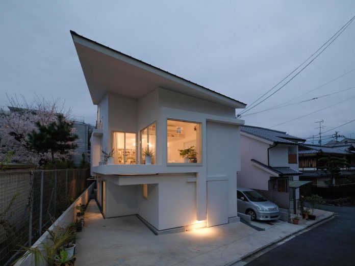 corner-contemporary-house-kitashirakawa-ume-architects-19