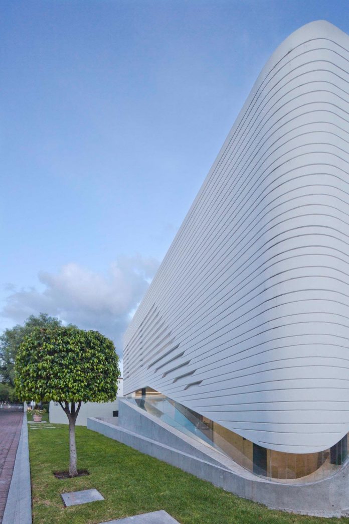 elegant-villa-vortex-featuring-great-curved-concrete-glass-walls-paulo-flores-ggarchitects-01