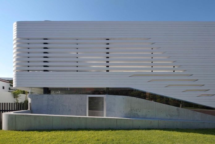 elegant-villa-vortex-featuring-great-curved-concrete-glass-walls-paulo-flores-ggarchitects-02