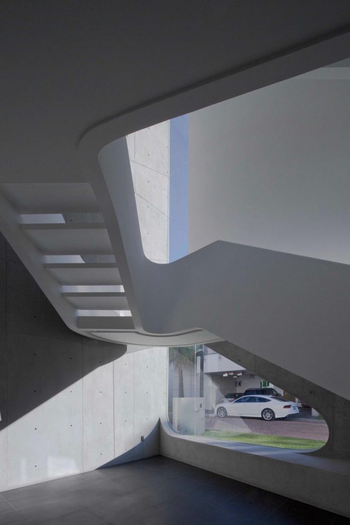 elegant-villa-vortex-featuring-great-curved-concrete-glass-walls-paulo-flores-ggarchitects-03