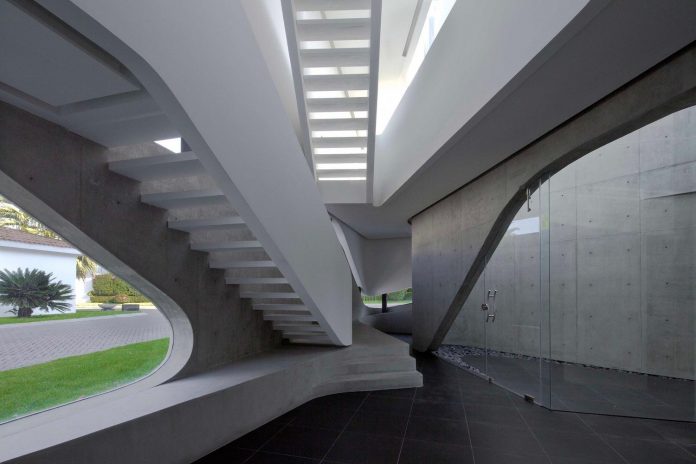 elegant-villa-vortex-featuring-great-curved-concrete-glass-walls-paulo-flores-ggarchitects-04