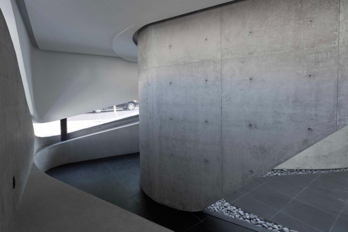 elegant-villa-vortex-featuring-great-curved-concrete-glass-walls-paulo-flores-ggarchitects-05