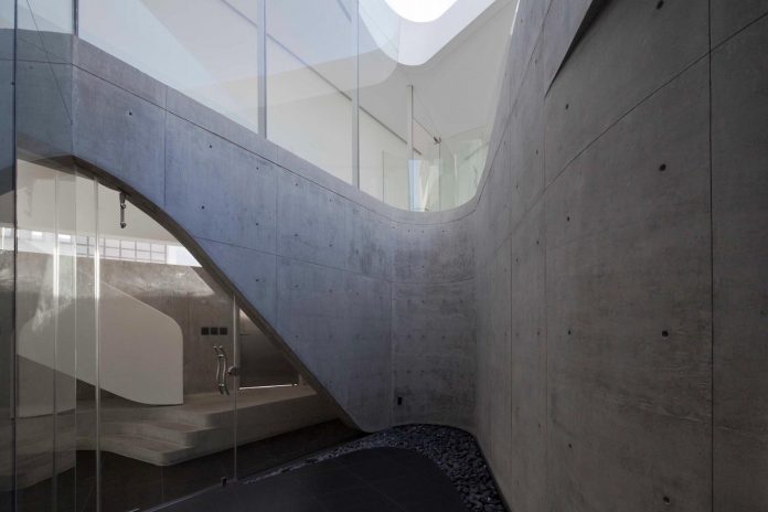 elegant-villa-vortex-featuring-great-curved-concrete-glass-walls-paulo-flores-ggarchitects-06