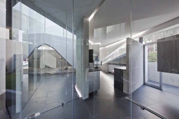 elegant-villa-vortex-featuring-great-curved-concrete-glass-walls-paulo-flores-ggarchitects-07