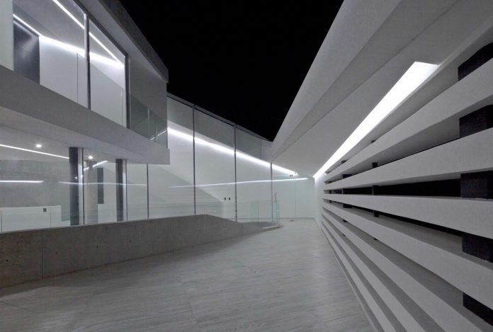 elegant-villa-vortex-featuring-great-curved-concrete-glass-walls-paulo-flores-ggarchitects-09