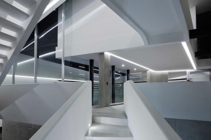 elegant-villa-vortex-featuring-great-curved-concrete-glass-walls-paulo-flores-ggarchitects-10