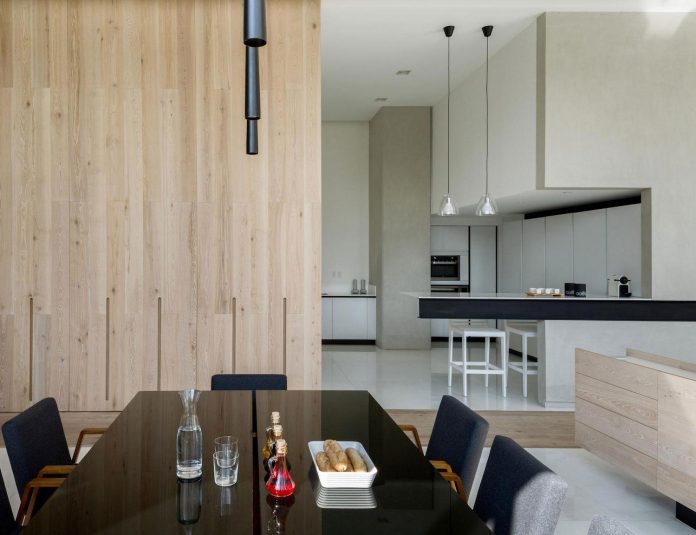 gh-mild-clean-apartment-light-toned-wood-white-stone-black-metalwork-archetonic-11
