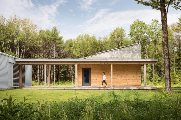 go-logic-design-cousins-river-wooden-residence-near-pine-forest-southern-maine-03