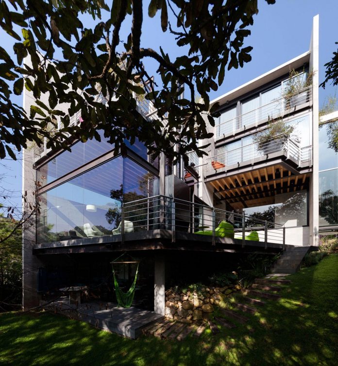 grupoarquitectura-design-tepozcuautla-house-two-volumes-connected-steel-bridges-glass-floors-beyond-forest-01