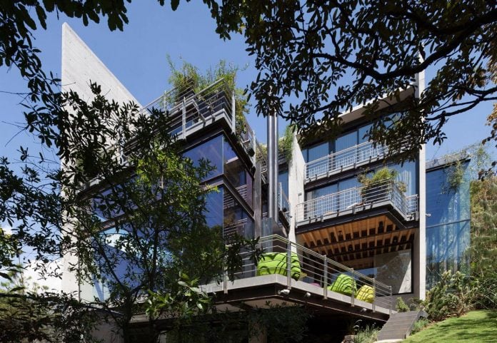 grupoarquitectura-design-tepozcuautla-house-two-volumes-connected-steel-bridges-glass-floors-beyond-forest-02