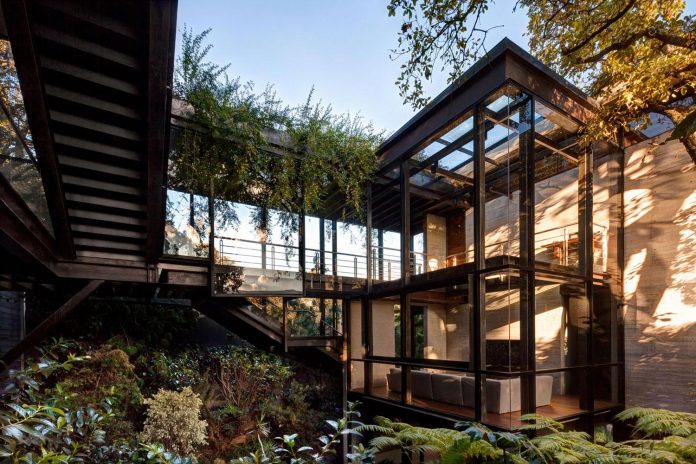 grupoarquitectura-design-tepozcuautla-house-two-volumes-connected-steel-bridges-glass-floors-beyond-forest-04