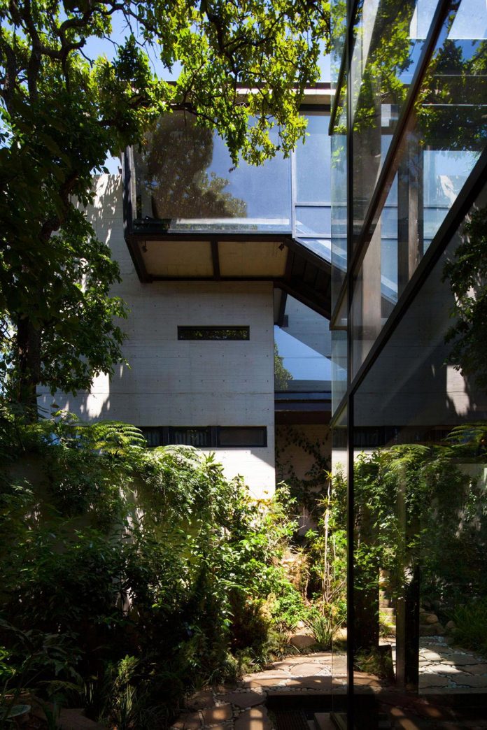 grupoarquitectura-design-tepozcuautla-house-two-volumes-connected-steel-bridges-glass-floors-beyond-forest-05