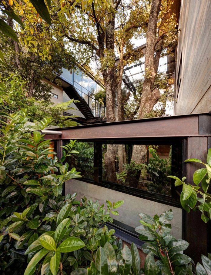 grupoarquitectura-design-tepozcuautla-house-two-volumes-connected-steel-bridges-glass-floors-beyond-forest-06