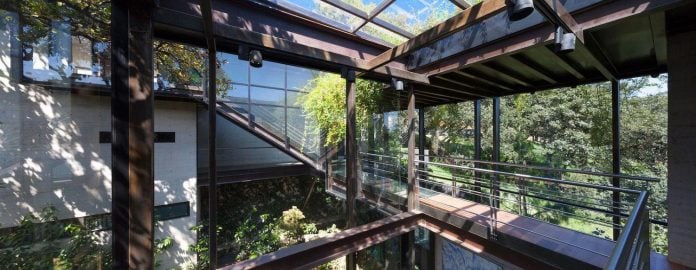 grupoarquitectura-design-tepozcuautla-house-two-volumes-connected-steel-bridges-glass-floors-beyond-forest-09