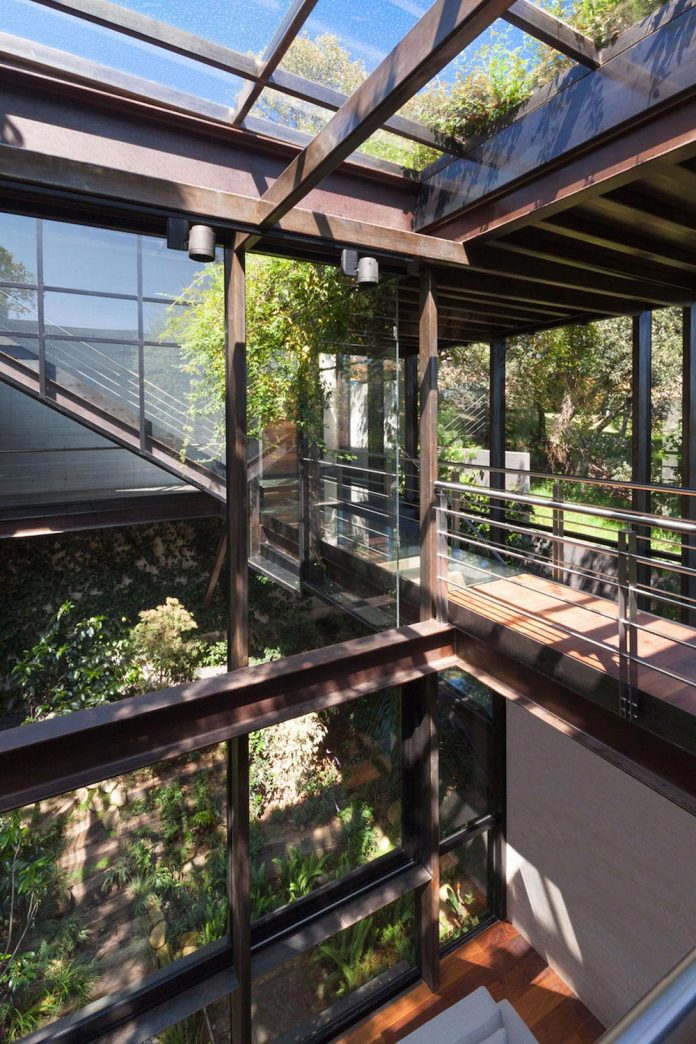 grupoarquitectura-design-tepozcuautla-house-two-volumes-connected-steel-bridges-glass-floors-beyond-forest-10