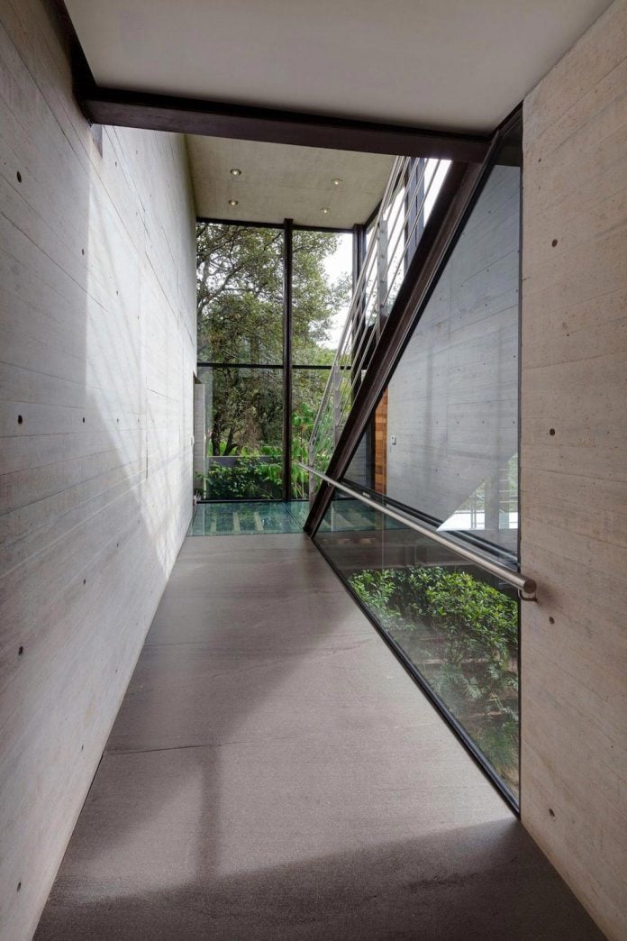 grupoarquitectura-design-tepozcuautla-house-two-volumes-connected-steel-bridges-glass-floors-beyond-forest-20
