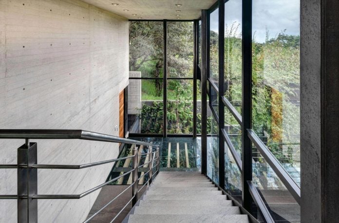 grupoarquitectura-design-tepozcuautla-house-two-volumes-connected-steel-bridges-glass-floors-beyond-forest-22