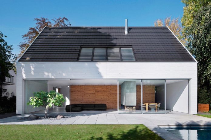 house-k-bright-interior-design-made-wood-white-walls-ceiling-dusseldorf-architekten-wannenmacher-moller-gmbh-01