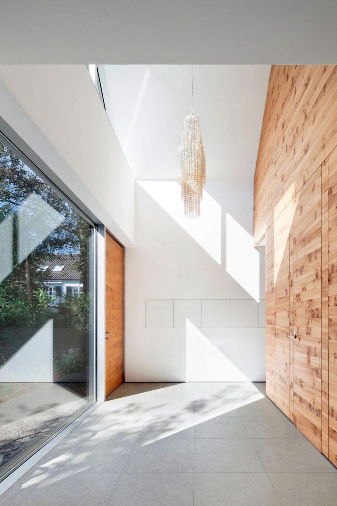 house-k-bright-interior-design-made-wood-white-walls-ceiling-dusseldorf-architekten-wannenmacher-moller-gmbh-03