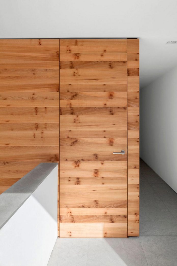 house-k-bright-interior-design-made-wood-white-walls-ceiling-dusseldorf-architekten-wannenmacher-moller-gmbh-10