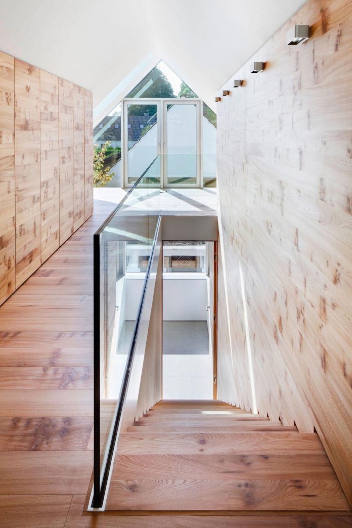house-k-bright-interior-design-made-wood-white-walls-ceiling-dusseldorf-architekten-wannenmacher-moller-gmbh-12