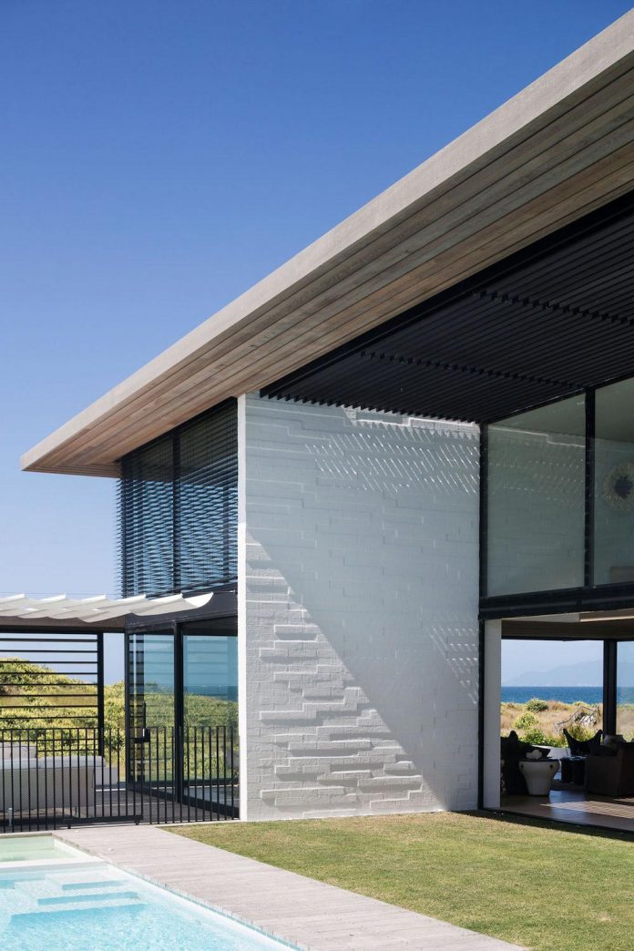julian-guthrie-design-tuatua-house-generous-family-holiday-home-coastal-subdivision-09
