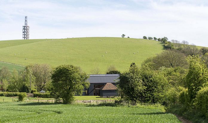 liddicoat-goldhill-design-ancient-party-barn-barn-conversion-contemporary-atmospheric-getaway-relaxing-gathering-03