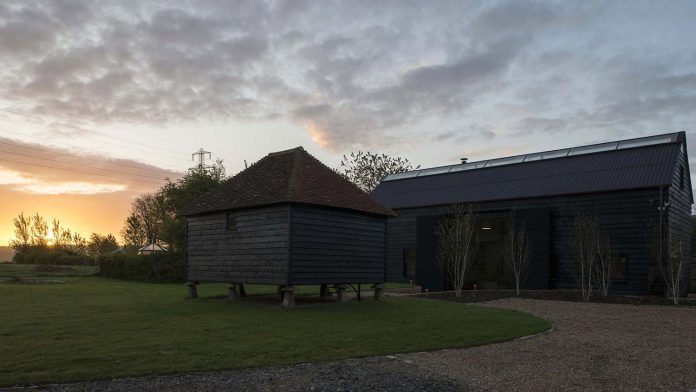 liddicoat-goldhill-design-ancient-party-barn-barn-conversion-contemporary-atmospheric-getaway-relaxing-gathering-05