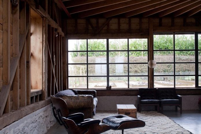 liddicoat-goldhill-design-ancient-party-barn-barn-conversion-contemporary-atmospheric-getaway-relaxing-gathering-18