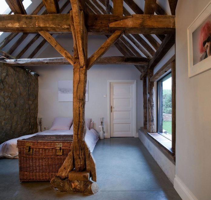 liddicoat-goldhill-design-ancient-party-barn-barn-conversion-contemporary-atmospheric-getaway-relaxing-gathering-31