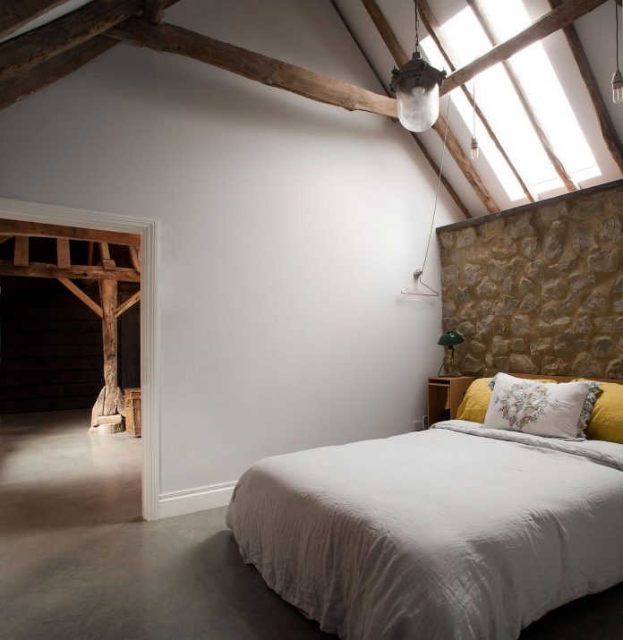 liddicoat-goldhill-design-ancient-party-barn-barn-conversion-contemporary-atmospheric-getaway-relaxing-gathering-32