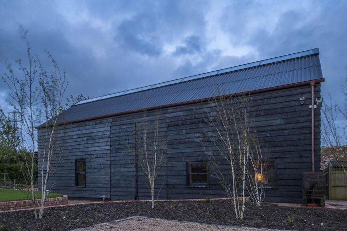 liddicoat-goldhill-design-ancient-party-barn-barn-conversion-contemporary-atmospheric-getaway-relaxing-gathering-37
